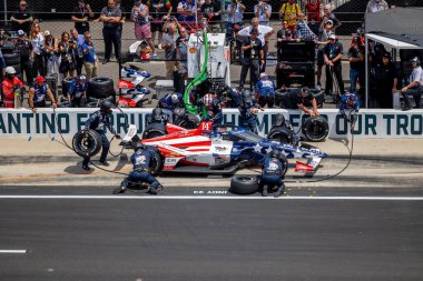 INDYCAR sürücüsü, SANTINO FERRUCCI (14), Indianapolis, IN, ABD 'deki Indianapolis Motor Yarış Pisti' ndeki Indianapolis 500 sırasında AJ Foyt Racing Chevrolet 'sini hizmete sunar..  