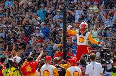 Nashville, Tennessee 'den JOSEF NEWGARDEN (2), Indianapolis Motor Yarış Pisti' nde Indianapolis 500 'ü kazandı..  