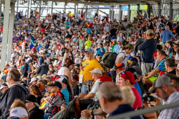 在美国印第安纳波利斯市的印第安纳波利斯高速公路上 球迷们正在观看 印第安纳波利斯500 赛程中的所有比赛 — 图库照片