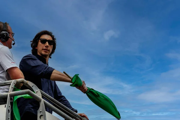Τιμητική Εκκίνηση Adam Driver Ετοιμάζεται Ρίξει Την Πράσινη Σημαία Για Εικόνα Αρχείου