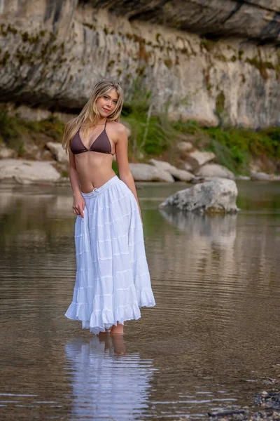 Gorgeous Blonde Model Enjoys Day Lake — Stok fotoğraf