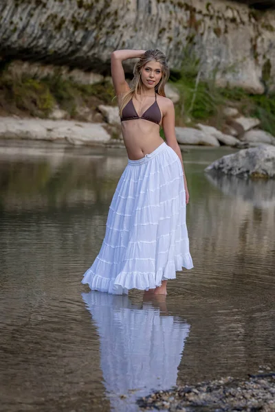 Ein Wunderschönes Blondes Model Genießt Einen Tag Auf Dem See — Stockfoto
