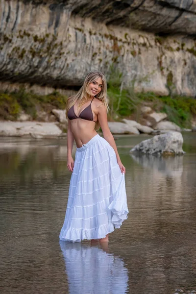 Gorgeous Blonde Model Enjoys Day Lake — Zdjęcie stockowe