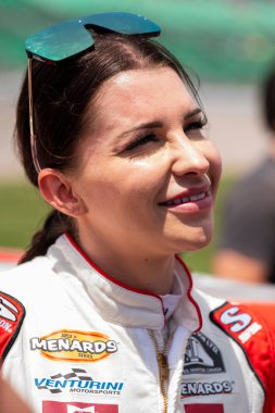 NASCAR Craftsman Truck Serisi sürücüsü Amber Balcaen, Kansas City, KC, ABD 'de Dawn 150 için yarışmaya hazırlanıyor.