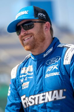 NASCAR Cup Serisi sürücüsü Chris Buescher, Kansas City, KC, ABD 'deki ADVENT Health 400 için yarışmaya hazırlanıyor.
