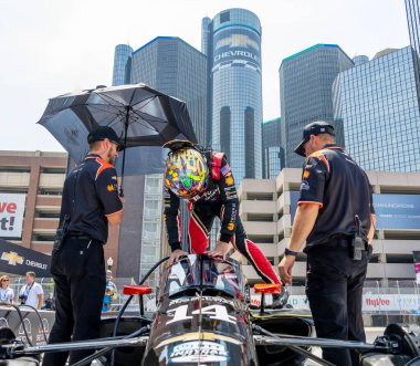 Woodbury, Connecticut 'tan INDYCAR sürücüsü SANTINO FERRUCCI (14), Detroit, ABD' deki Detroit Streets of Downtown MI 'da Chevrolet Detroit Grand Prix' ine hazırlanıyor..  