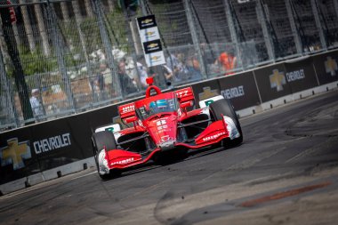 İsveç 'in Kumla kentinden INDYCAR sürücüsü MARCUS ERICSSON (8), Detroit, MI, ABD' de bulunan Detroit Streets of Detroit 'teki Chevrolet Detroit Grand Prix antrenman oturumu sırasında Chip Ganassi Racing Honda arabasıyla virajlardan geçiyor..  