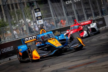 Nevada City, Kaliforniya 'dan INDYCAR sürücüsü ALEXANDER ROSSI (7), Detroit, MI, ABD' de bulunan Detroit Streets of Downtown Detroit 'teki Chevrolet Detroit Grand Prix antrenmanı sırasında Arrow McLaren Chevrolet arabasıyla virajlardan geçiyor..  