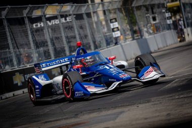 INDYCAR sürücüsü, Christchurch, Yeni Zelandalı MARCUS ARMSTRONG (R) (11), Detroit, MI, ABD 'deki Detroit Streets of Detroit' teki Chevrolet Detroit Grand Prix tatbikatı sırasında Chip Ganassi yarış arabasıyla virajlarda seyahat ediyor..  