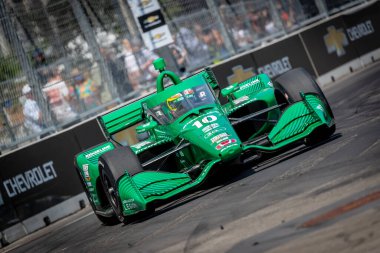 INDYCAR sürücüsü, Barcelona, İspanya 'dan ALEX PALOU (10), Detroit, MI, ABD' de bulunan Detroit Streets of Downtown Detroit 'teki Chevrolet Detroit Grand Prix antrenman oturumu sırasında Chip Ganassi Racing Honda arabasıyla virajlardan geçiyor..  
