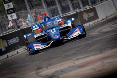 INDYCAR sürücüsü, Christchurch, Yeni Zelandalı MARCUS ARMSTRONG (R) (11), Detroit, MI, ABD 'deki Detroit Streets of Detroit' teki Chevrolet Detroit Grand Prix tatbikatı sırasında Chip Ganassi yarış arabasıyla virajlarda seyahat ediyor..  