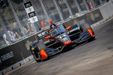 INDYCAR sürücüsü, SANTINO FERRUCCI (14), Detroit, MI, ABD 'deki Detroit Caddeleri Chevrolet Detroit Grand Prix' sinde AJ Foyt Racing Chevrolet arabasıyla tur atıyor..  