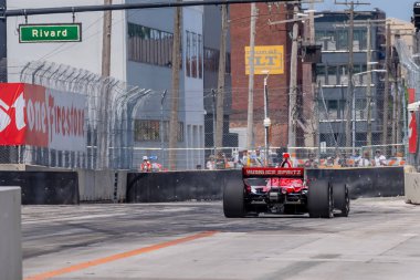 İsveç 'in Kumla kentinden INDYCAR sürücüsü MARCUS ERICSSON (8), Detroit, MI, ABD' de bulunan Detroit Streets of Detroit 'teki Chevrolet Detroit Grand Prix antrenman oturumu sırasında Chip Ganassi Racing Honda arabasıyla virajlardan geçiyor..  