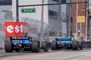 INDYCAR sürücüsü, Christchurch, Yeni Zelandalı SCOTT MCLAUGHLIN (3), Detroit, MI, ABD 'deki Detroit Caddeleri Chevrolet Detroit Grand Prix antrenmanı sırasında Penske Chevrolet takımının arabasıyla virajlardan geçiyor..  