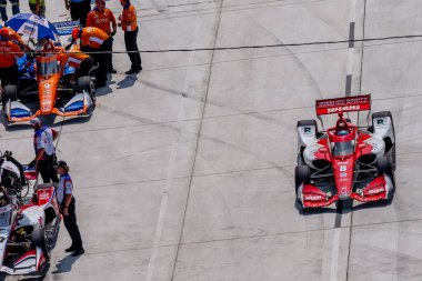 İsveç 'in Kumla kentinden INDYCAR sürücüsü MARCUS ERICSSON (8), Detroit, MI, ABD' de bulunan Detroit Streets of Detroit 'teki Chevrolet Detroit Grand Prix antrenman oturumu sırasında Chip Ganassi Racing Honda arabasıyla virajlardan geçiyor..  