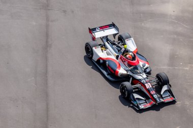 Şikago, Illinois 'den DAVID MALUKAS (18) adlı INDYCAR sürücüsü, Detroit, MI, ABD' de bulunan Detroit Streets of Downtown Detroit 'teki Chevrolet Detroit Grand Prix antrenman oturumu sırasında Dale Coyne Racing Honda arabasıyla virajlardan geçer..  