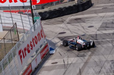 INDYCAR sürücüsü, Nashville, Tennessee 'den JOSEF NEWGARDEN (2), Detroit, MI, ABD' de bulunan Detroit Streets of Detroit 'teki Chevrolet Detroit Grand Prix antrenmanı sırasında Penske Chevrolet marka arabasıyla virajlarda seyahat ediyor..  