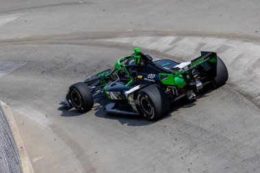 INDYCAR sürücüsü, Cambridge, Cambridgeshire, İngiltere 'den CALLUM ILOTT (77), Detro' da bulunan Detroit 'in merkezinde bulunan Chevrolet Detroit Grand Prix' inin antrenman oturumu sırasında Juncos Hollinger Yarış Chevrolet arabasıyla virajlardan geçer.