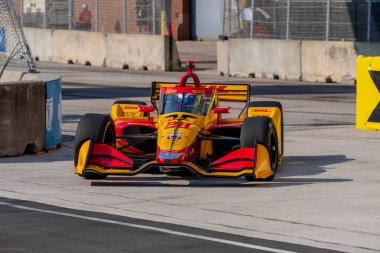 İsviçre, Cenevre 'den ROMAIN GROSJEAN (28) adlı INDYCAR sürücüsü, Detroit, MI, ABD' de bulunan Detroit Streets of Downtown Detroit 'teki Chevrolet Detroit Grand Prix antrenman oturumu sırasında Andretti Autosport Honda arabasıyla virajlardan geçiyor..  