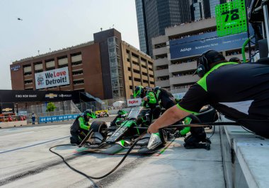 INDYCAR sürücüsü, AGUSTIN HUGO CANAPINO (R) (78) Arrecifes, Arjantin 'li, Detroit MI' deki The Streets of Detroit Grand Prix sırasında arabasını hizmet için getirir..