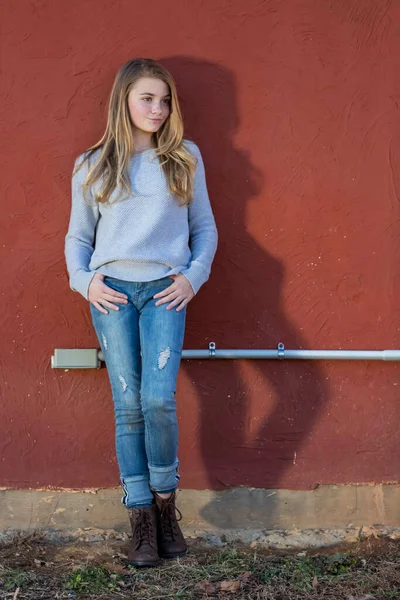 Ein Hübsches Junges Blondes Teenager Mädchen Genießt Einen Schönen Tag — Stockfoto