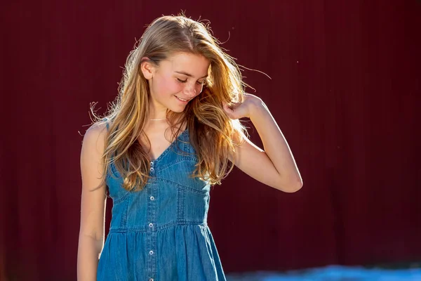 Eine Schöne Junge Blonde Teenagerin Genießt Einen Schönen Tag — Stockfoto