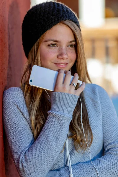 Una Hermosa Joven Adolescente Rubia Escucha Música Través Sus Auriculares — Foto de Stock