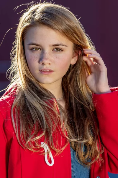 Een Mooie Jonge Blonde Tiener Meisje Genieten Van Een Mooie — Stockfoto