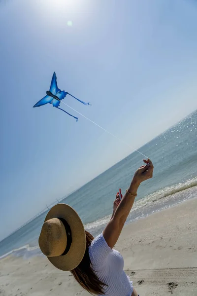 Güzel Olgun Bir Esmer Model Sahilde Uçurtmasını Uçururken Günün Tadını — Stok fotoğraf