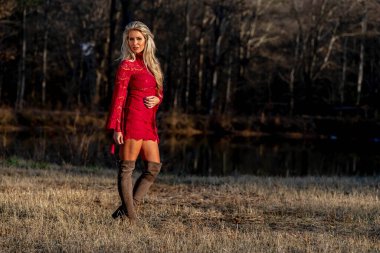 Açık bir ortamda poz güzel sarışın manken