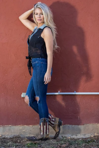 Een Mooie Blonde Model Poseren Een Outdoor Omgeving — Stockfoto