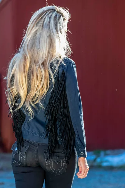 Een Mooie Blonde Model Poseren Een Outdoor Omgeving — Stockfoto