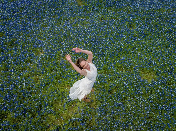 Una Hermosa Modelo Morena Disfruta Campo Flores Bluebonnet Día Primavera —  Fotos de Stock