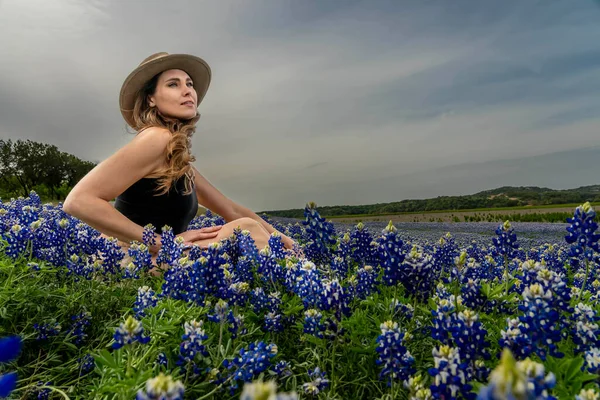 Ένα Όμορφο Μελαχρινό Μοντέλο Απολαμβάνει Ένα Πεδίο Λουλούδια Bluebonnet Μια — Φωτογραφία Αρχείου