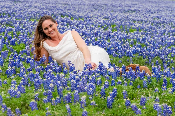 Beautiful Brunette Model Enjoys Field Bluebonnet Flowers Spring Day — Stock Photo, Image