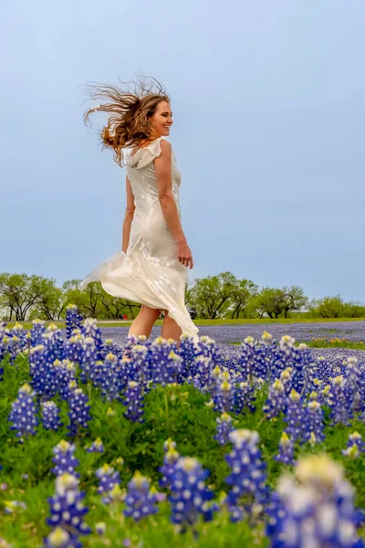 Beautiful Brunette Model Enjoys Field Bluebonnet Flowers Spring Day — Stock Photo, Image