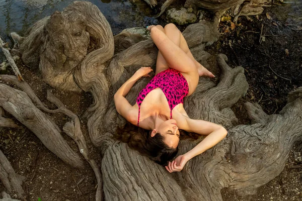 Una Hermosa Modelo Bikini Morena Disfruta Del Clima Verano Cerca — Foto de Stock