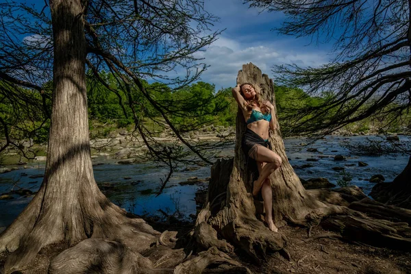 Wspaniała Brunetka Model Bikini Cieszy Się Letnią Pogodą Pobliżu Jeziora — Zdjęcie stockowe