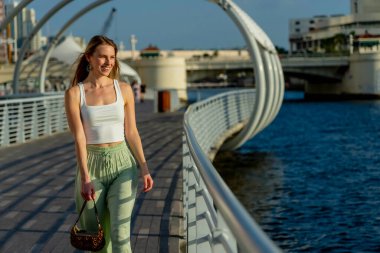 Muhteşem sarışın bir model büyük bir şehirde güzel havanın tadını çıkarıyor.