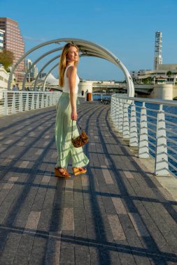 Muhteşem sarışın bir model büyük bir şehirde güzel havanın tadını çıkarıyor.