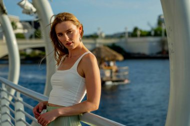 Muhteşem sarışın bir model büyük bir şehirde güzel havanın tadını çıkarıyor.