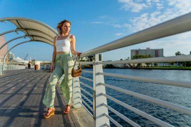 Muhteşem sarışın bir model büyük bir şehirde güzel havanın tadını çıkarıyor.