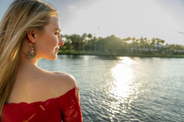 Muhteşem sarışın bir model büyük bir şehirde güzel havanın tadını çıkarıyor.