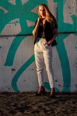 Muhteşem sarışın bir model büyük bir şehirde güzel havanın tadını çıkarıyor.