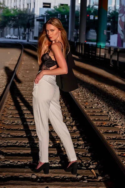Ein Hinreißendes Blondes Model Posiert Bei Sonnenuntergang Auf Bahngleisen — Stockfoto