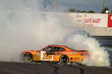 NASCAR Xfinity Driver, Aric Almirola, Sonoma CA 'daki Sonoma Hipodromu' nda Doordash 250 için kazandığı zaferi kutluyor..