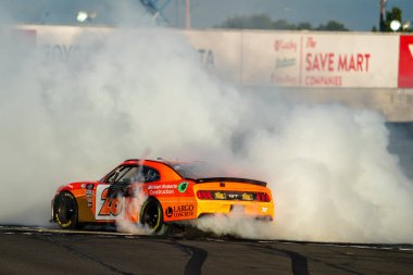 NASCAR Xfinity Driver, Aric Almirola, Sonoma CA 'daki Sonoma Hipodromu' nda Doordash 250 için kazandığı zaferi kutluyor..