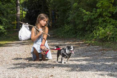 Evsiz, aç, terk edilmiş, kaçak bir çocuk küçük köpeğiyle yiyecek ve barınak arıyor.