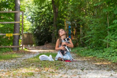 Evsiz, aç, terk edilmiş, kaçak bir çocuk küçük köpeğiyle yiyecek ve barınak arıyor.