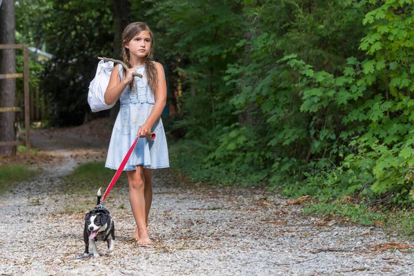 Evsiz, aç, terk edilmiş, kaçak bir çocuk küçük köpeğiyle yiyecek ve barınak arıyor.